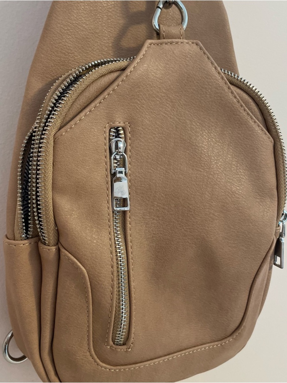 Vegan leather sling bag- excellent preloved condition - Picture 2 of 6